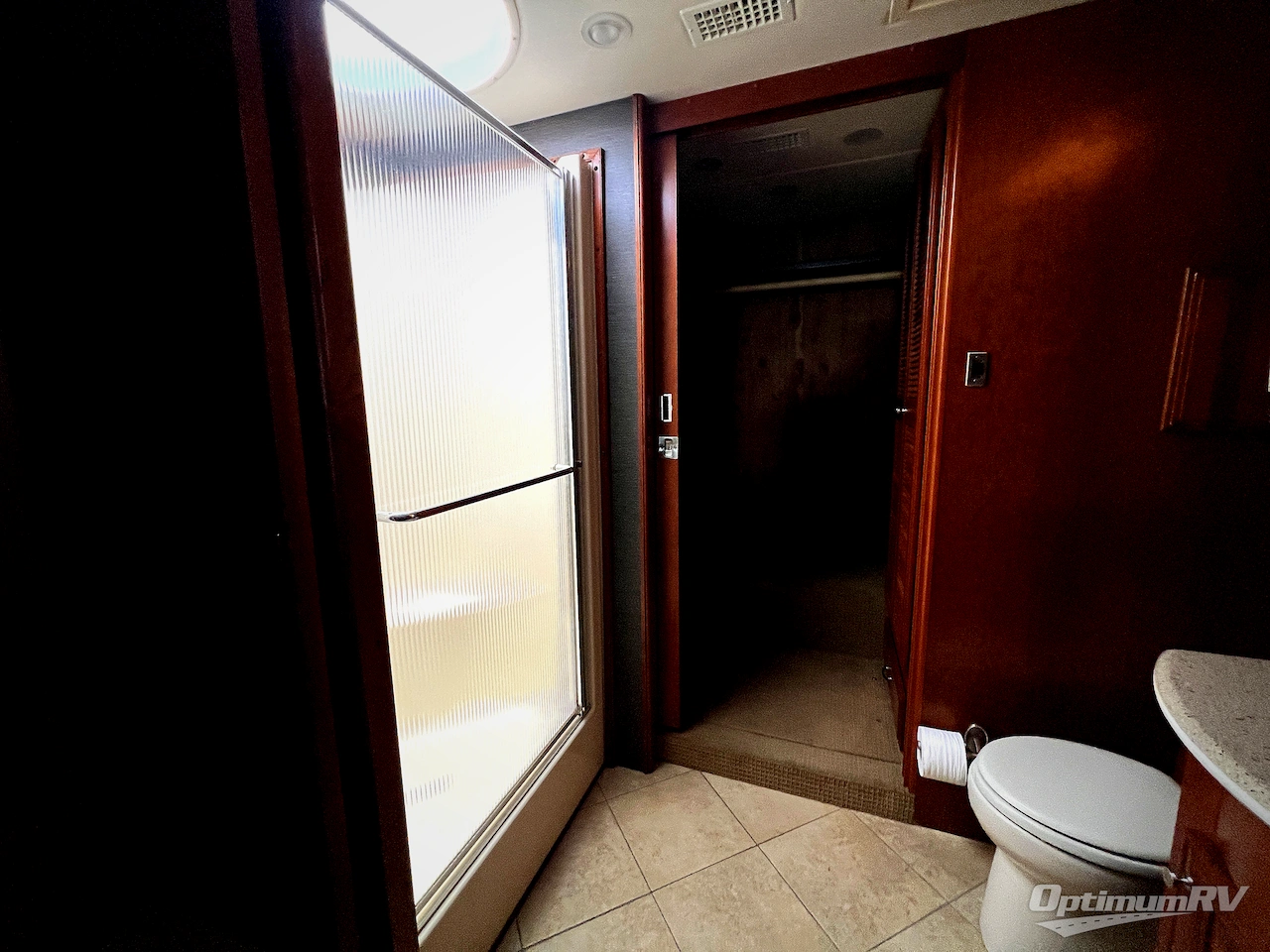 2010 Fleetwood Revolution LE 42T Photo 16