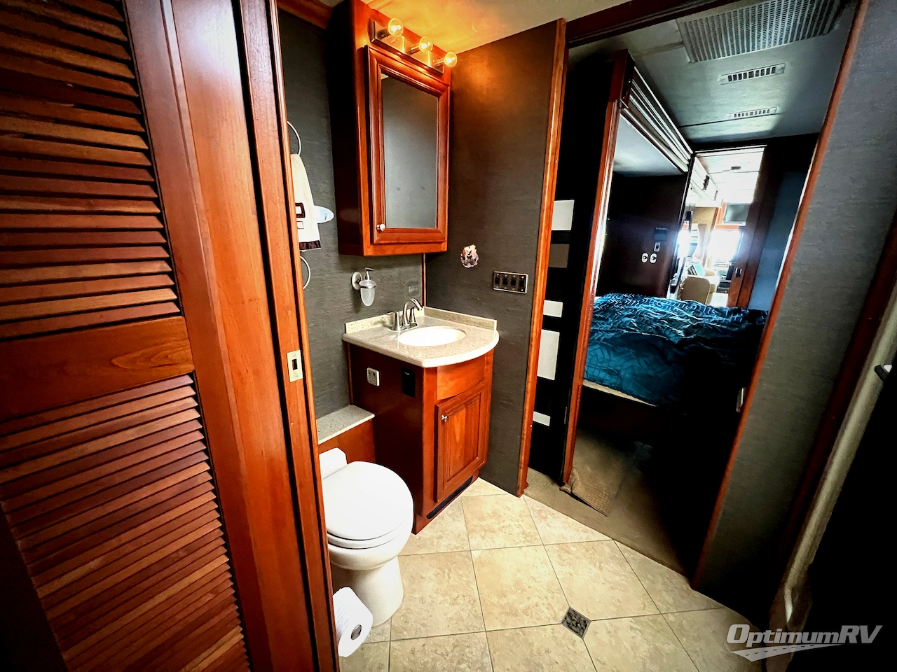 2010 Fleetwood Revolution LE 42T Photo 17