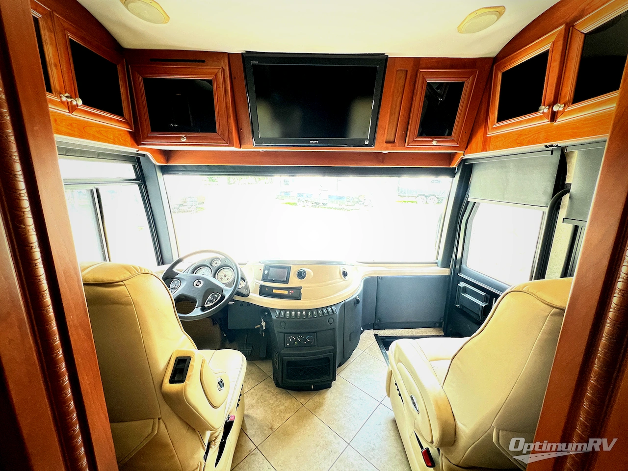 2010 Fleetwood Revolution LE 42T Photo 20