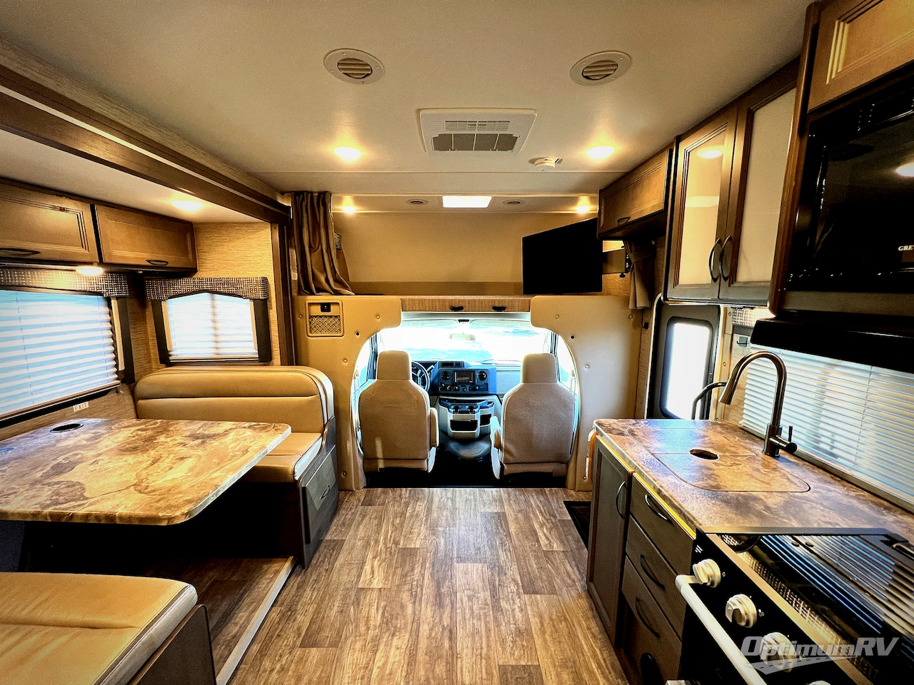 2023 Thor Chateau 24F Photo 5