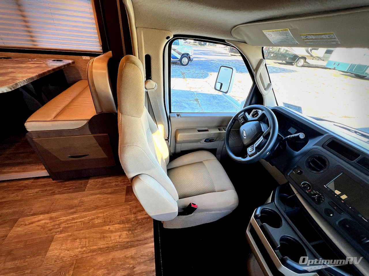 2023 Thor Chateau 24F Photo 6