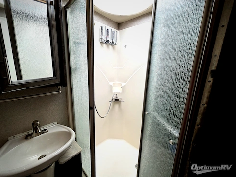 2019 Fleetwood Bounder 33C RV Photo 4