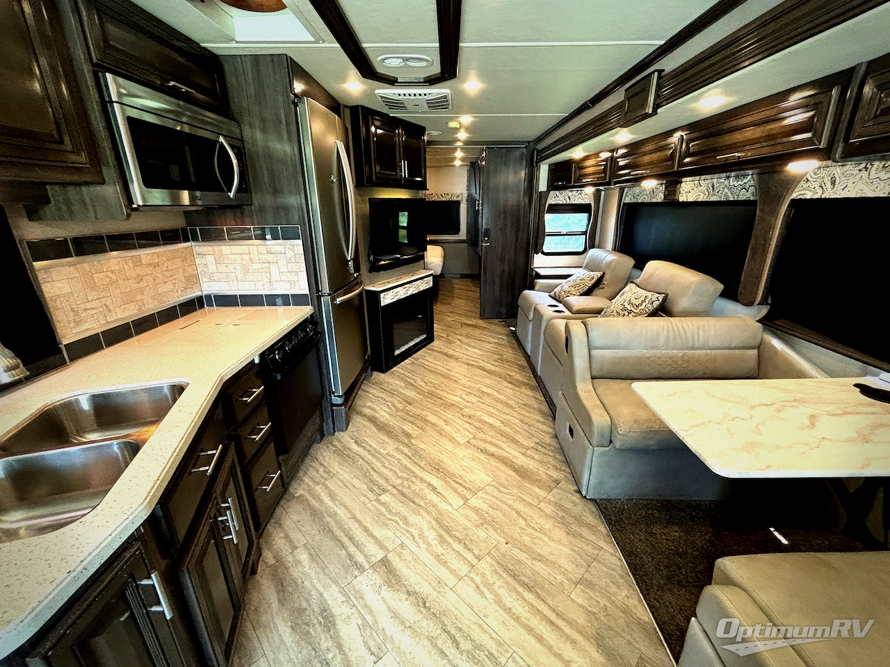 2019 Fleetwood Bounder 33C Photo 4