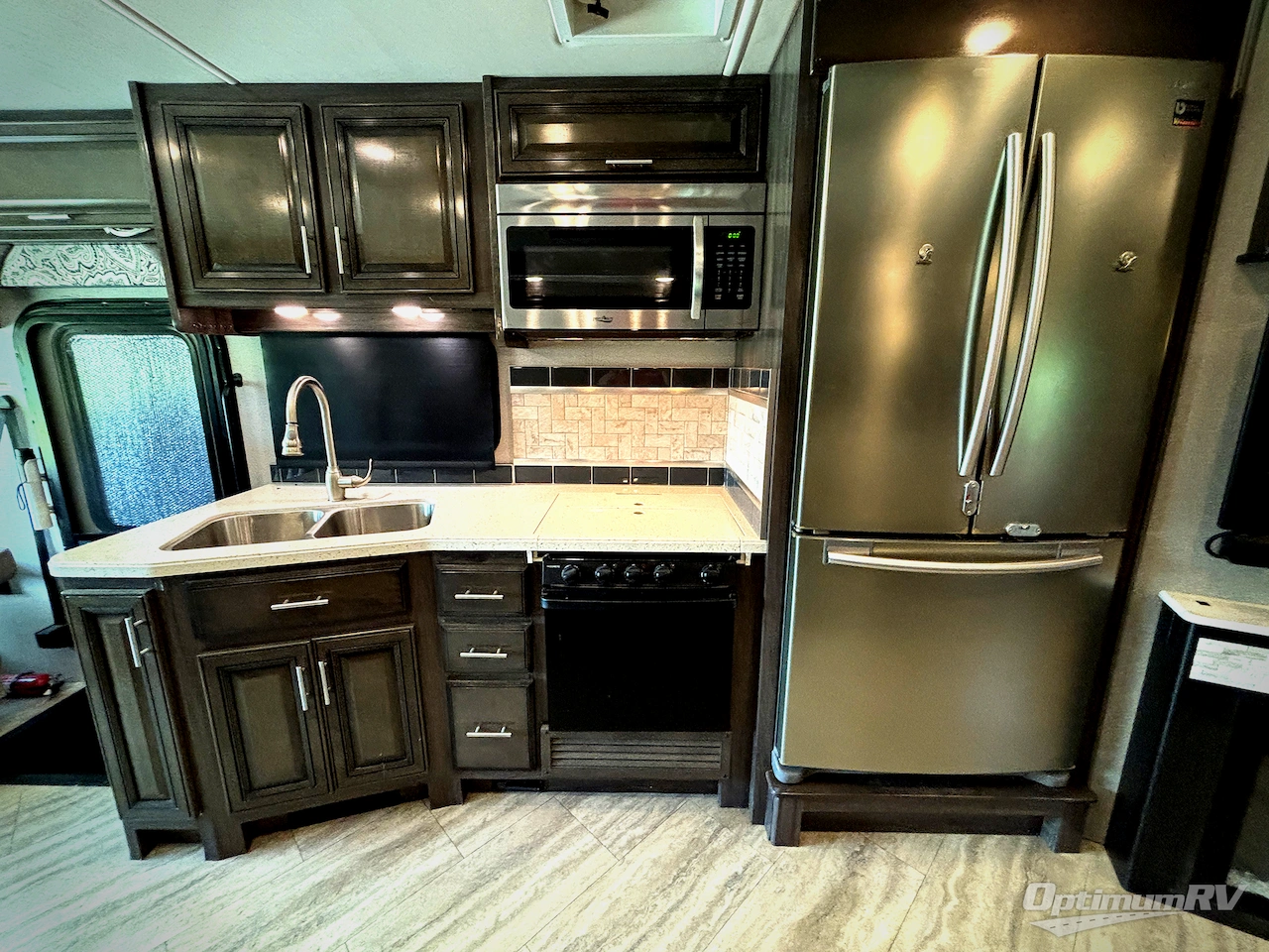 2019 Fleetwood Bounder 33C Photo 6