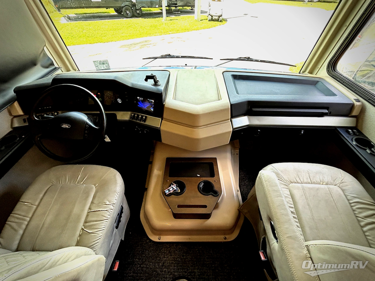 2019 Fleetwood Bounder 33C Photo 8