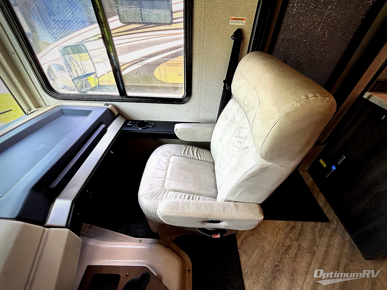 2019 Fleetwood Bounder 33C Photo 9