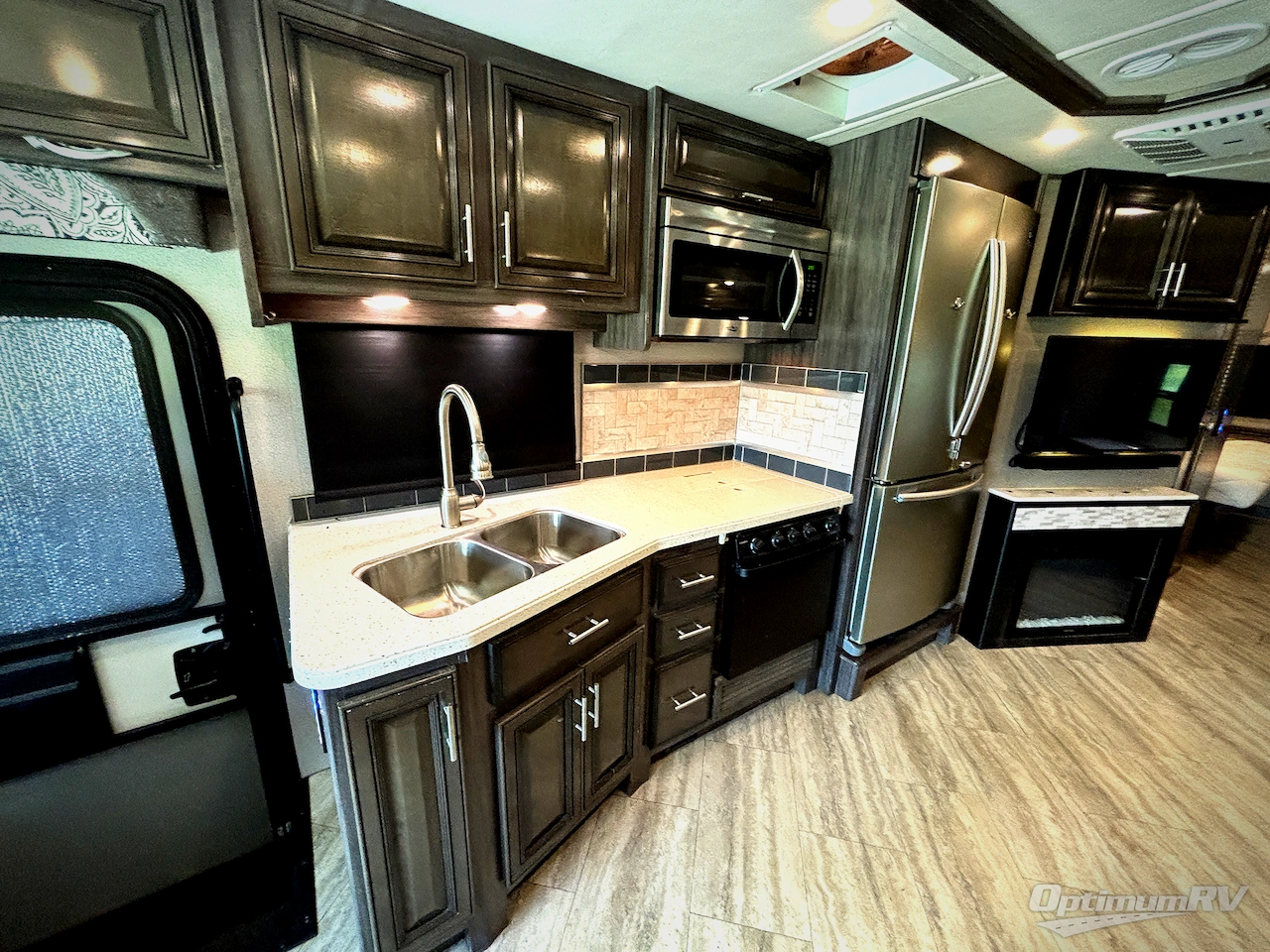 2019 Fleetwood Bounder 33C Photo 10
