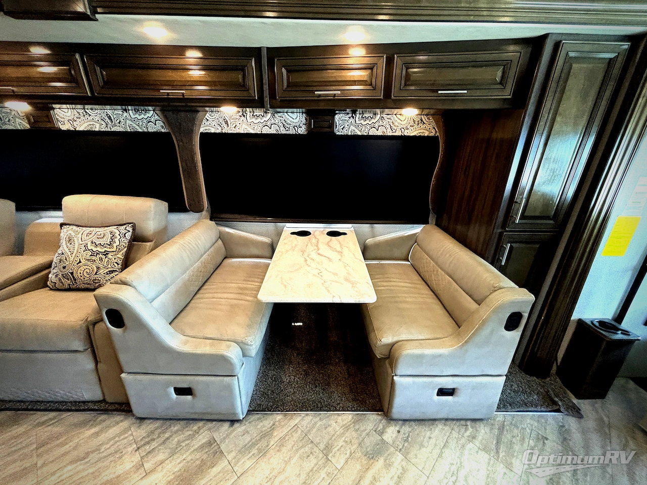 2019 Fleetwood Bounder 33C Photo 11
