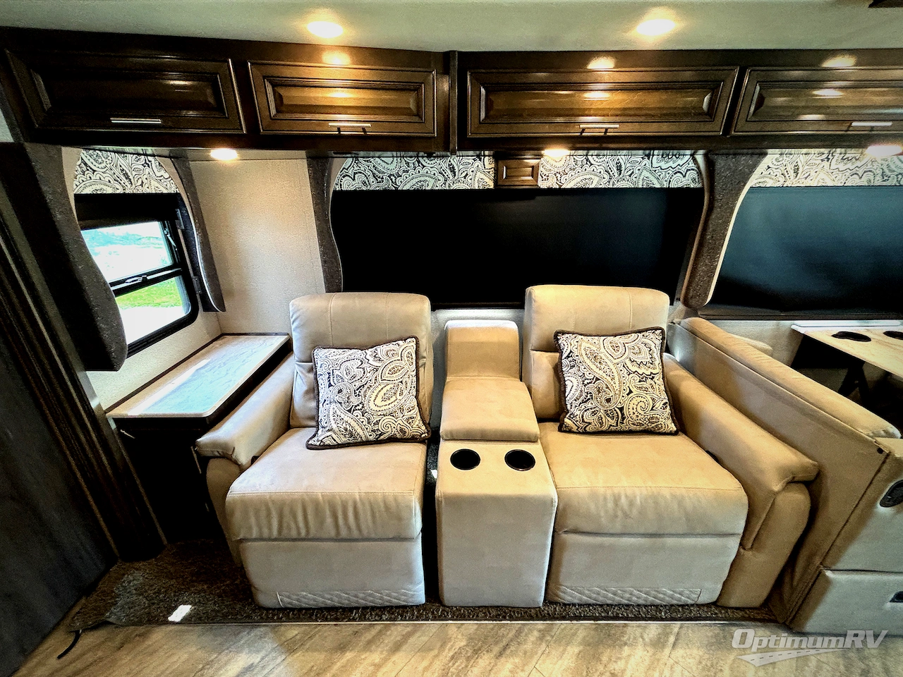 2019 Fleetwood Bounder 33C Photo 12