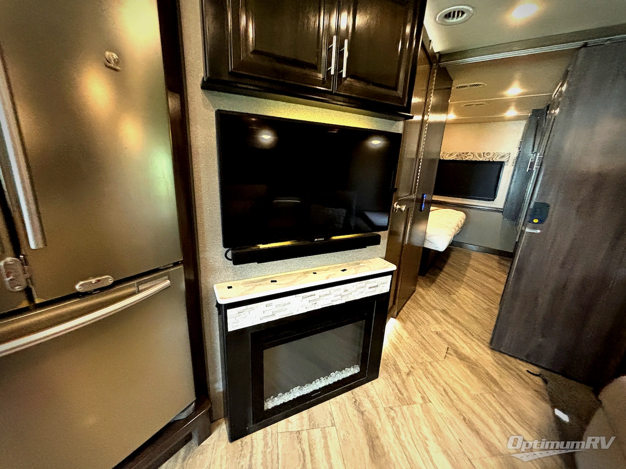 2019 Fleetwood Bounder 33C Photo 13