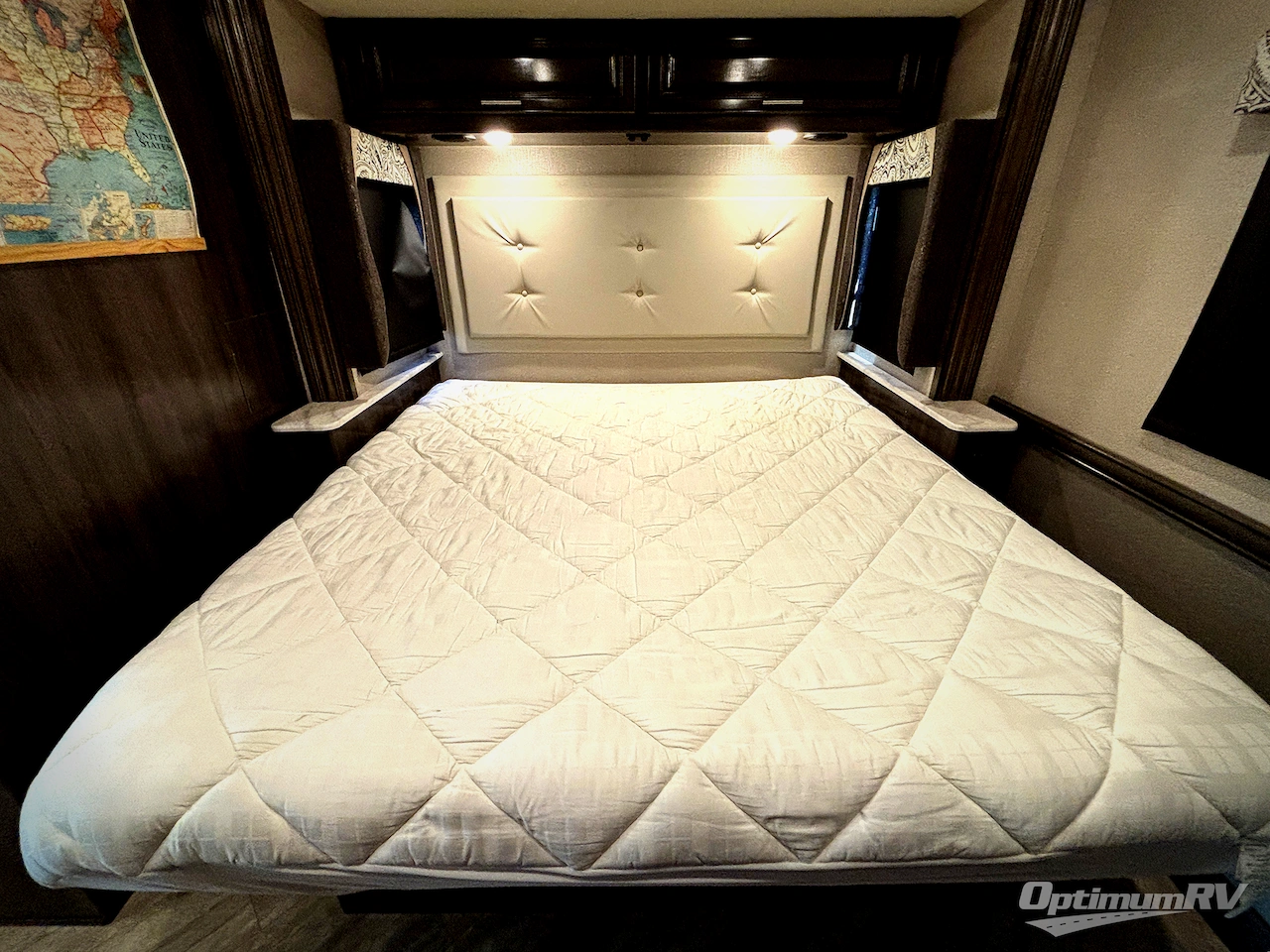 2019 Fleetwood Bounder 33C Photo 18
