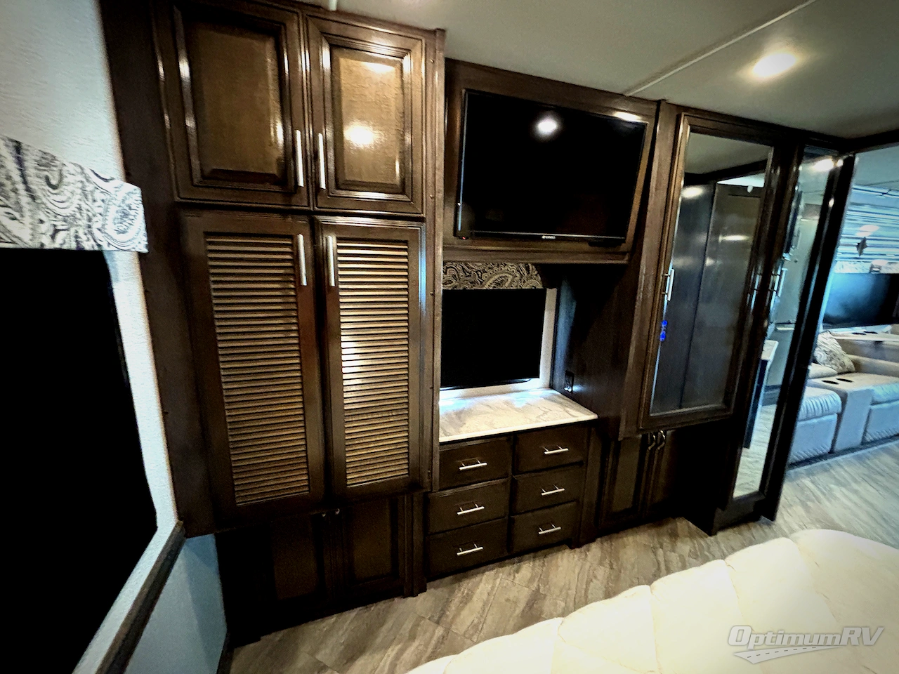 2019 Fleetwood Bounder 33C Photo 19