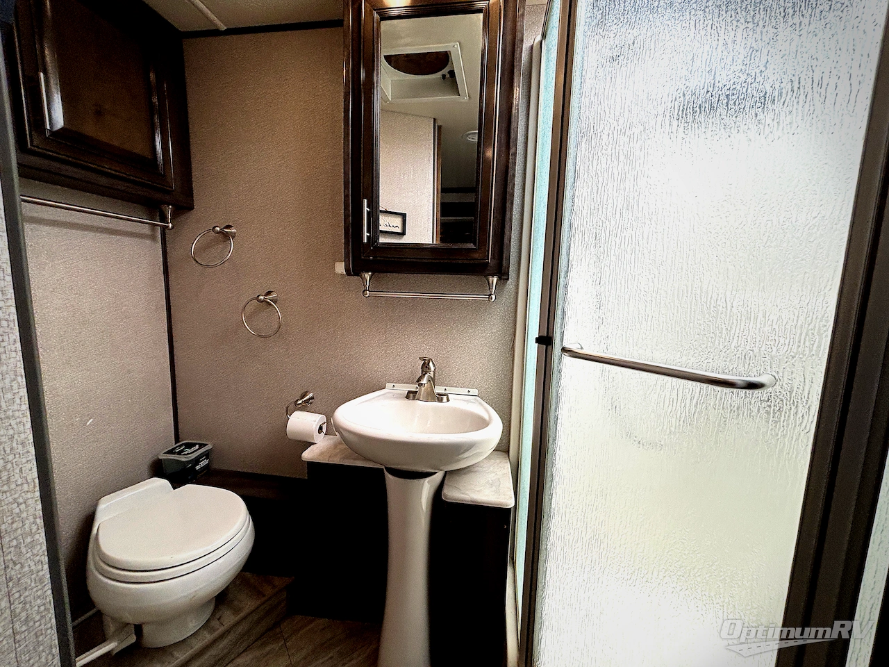 2019 Fleetwood Bounder 33C Photo 15