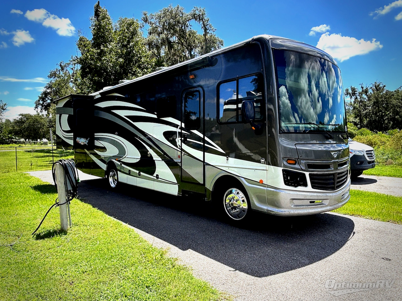 2019 Fleetwood Bounder 33C Photo 1
