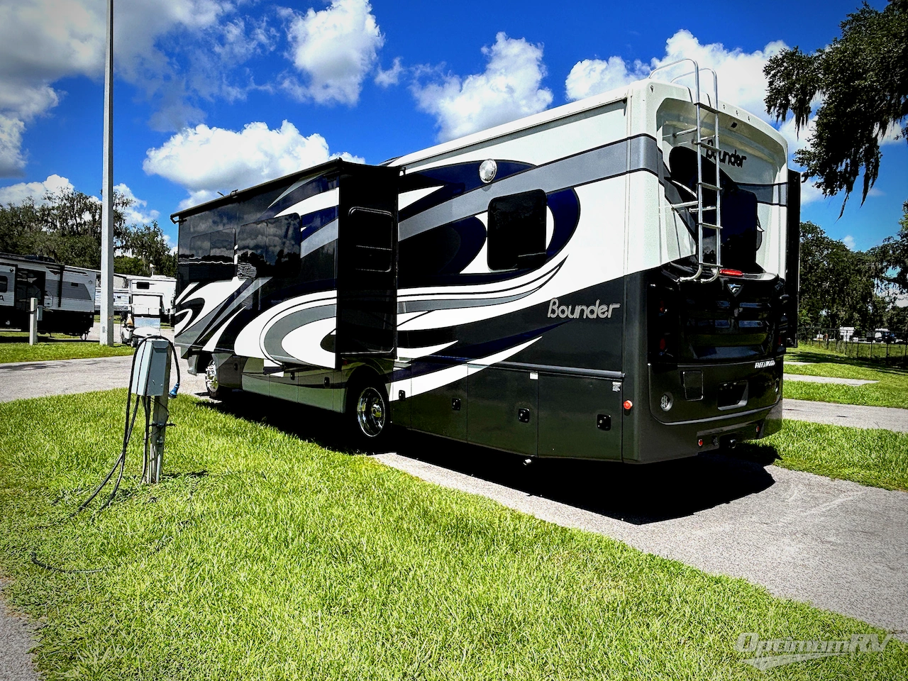 2019 Fleetwood Bounder 33C Photo 3