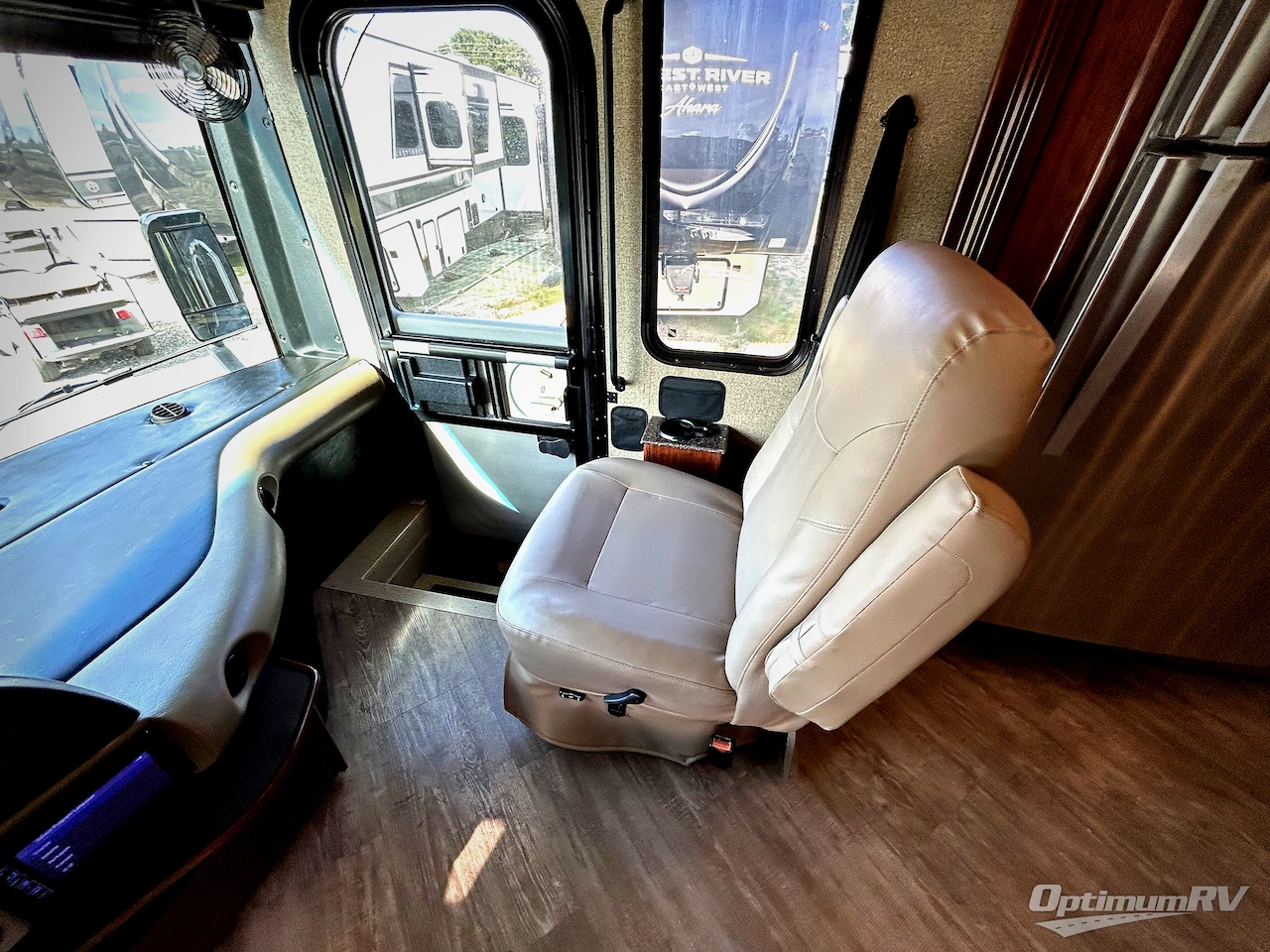 2018 Fleetwood Pace Arrow LXE 38N Photo 9