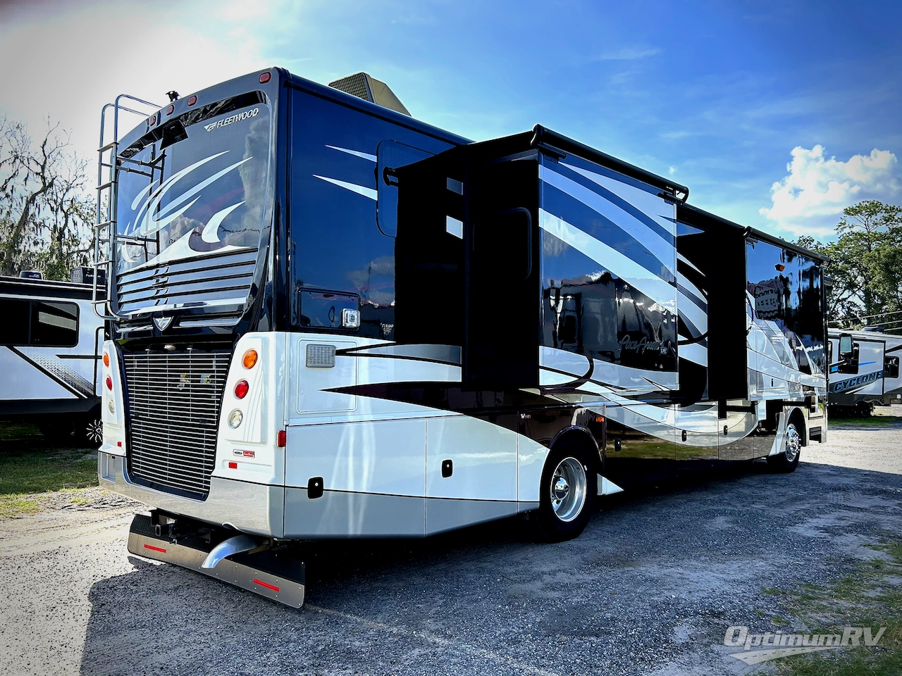 2018 Fleetwood Pace Arrow LXE 38N Photo 2