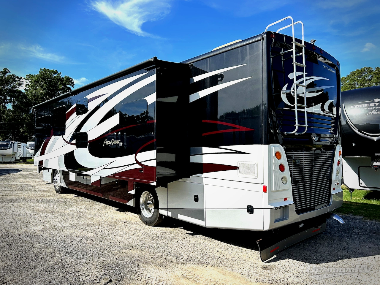 2018 Fleetwood Pace Arrow LXE 38N Photo 3