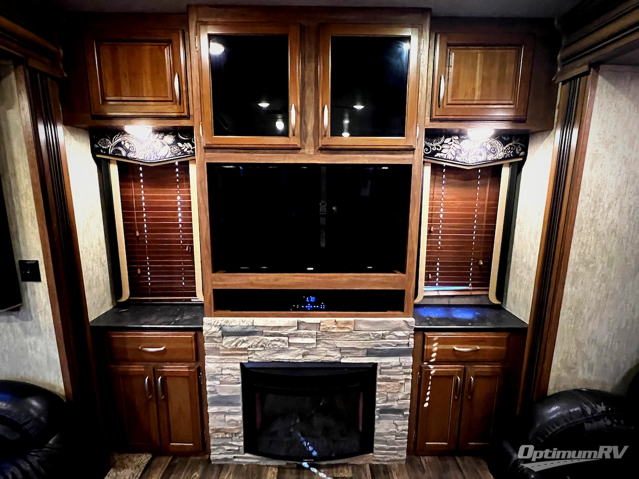 2016 Keystone Montana High Country 310RE Photo 8