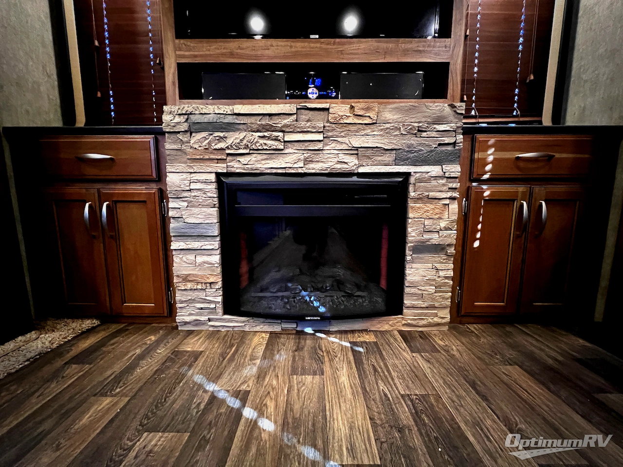 2016 Keystone Montana High Country 310RE Photo 10