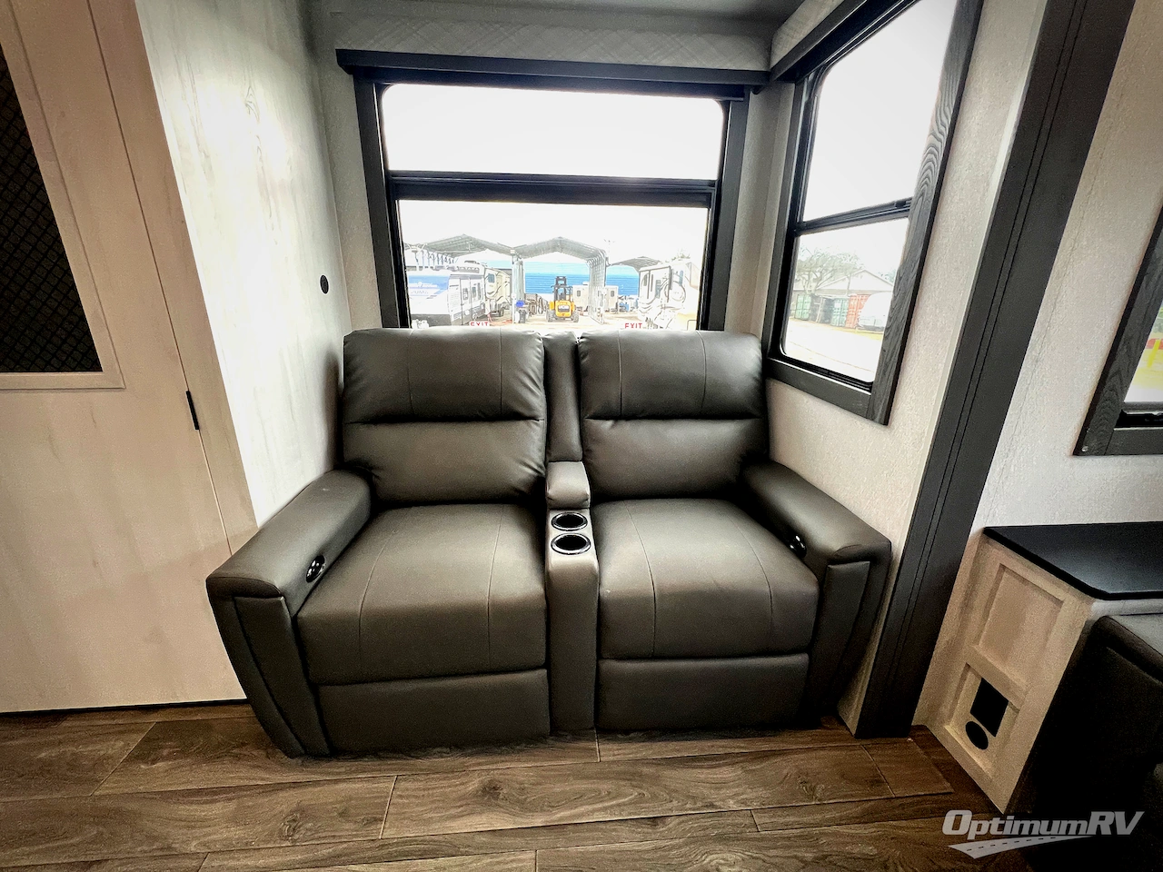 2026 East To West Ahara 383UR Photo 10