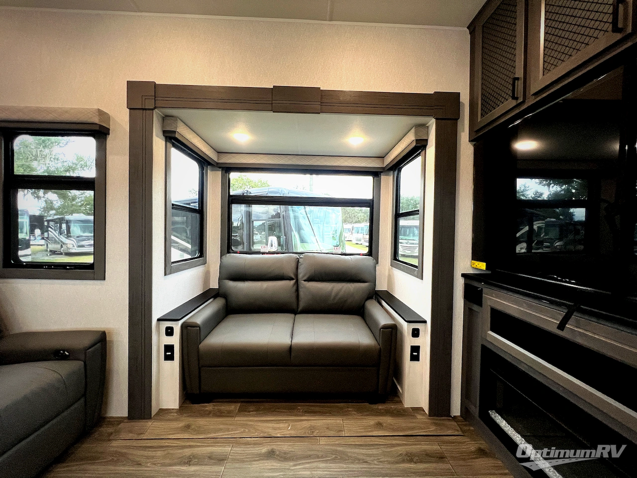 2026 East To West Ahara 395FB Photo 7