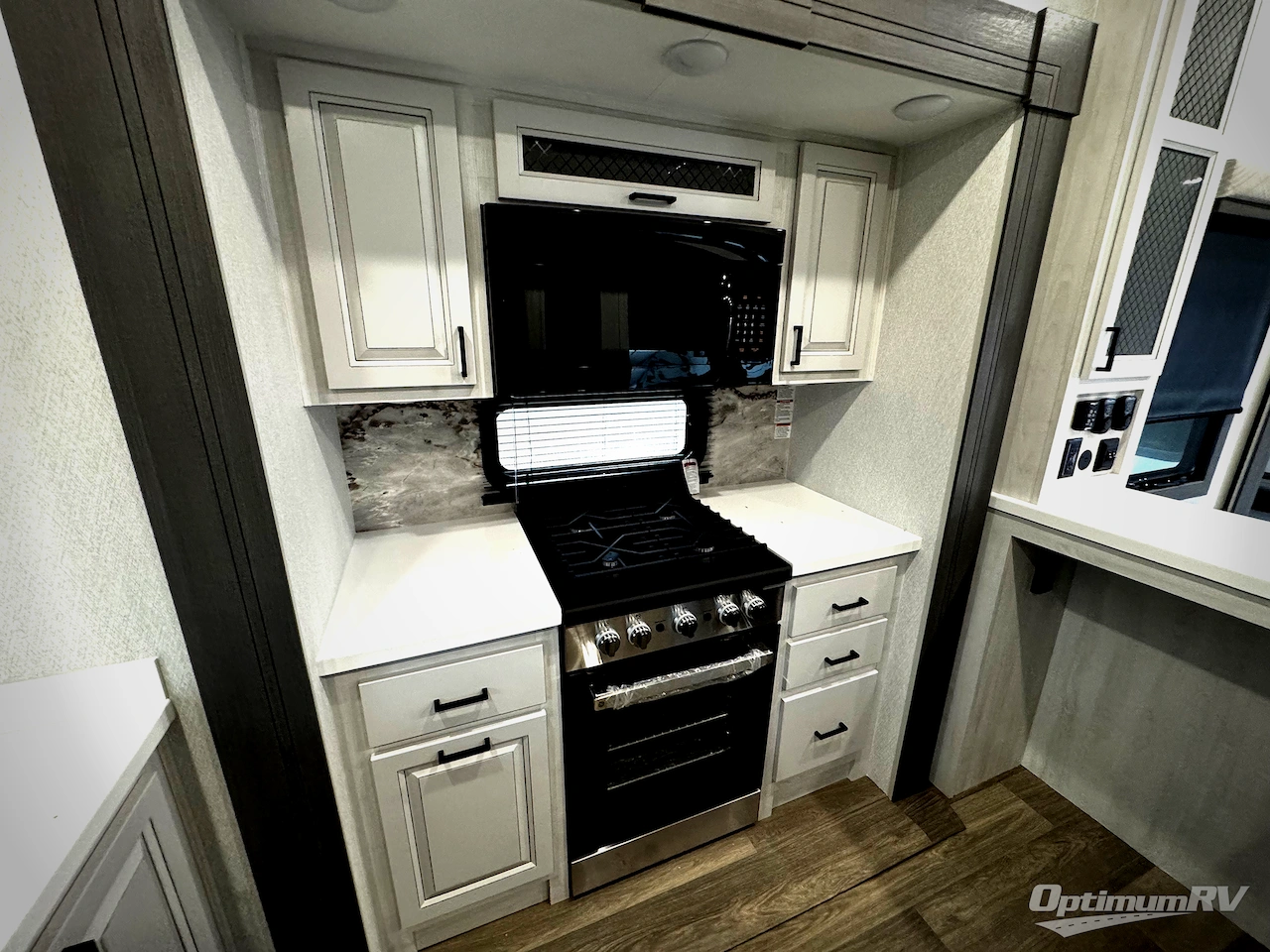 2026 East To West Ahara 395FB Photo 13