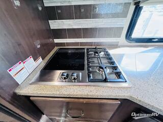 2019 Thor Chateau 31Y RV Photo 3