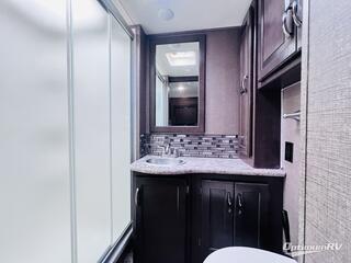 2019 Thor Chateau 31Y RV Photo 4