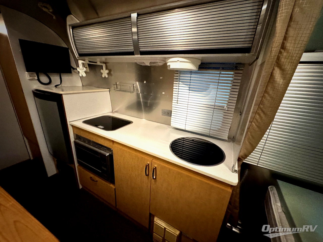2014 Airstream Sport 22FB Photo 9