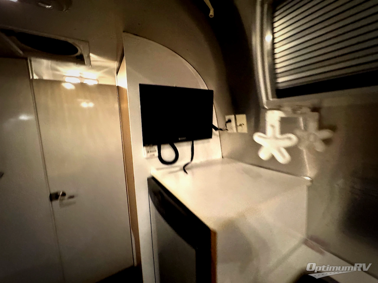 2014 Airstream Sport 22FB Photo 10