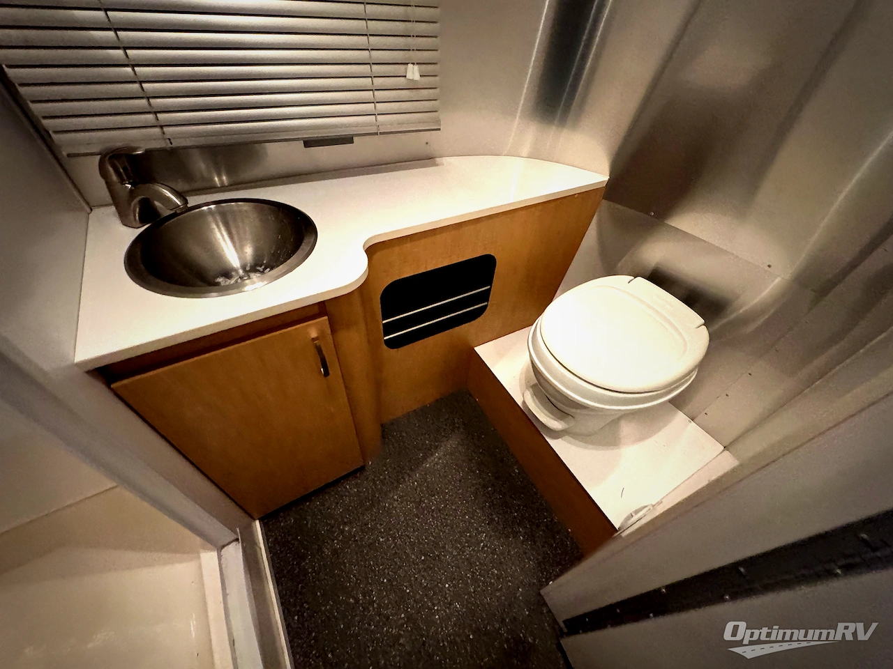 2014 Airstream Sport 22FB Photo 13