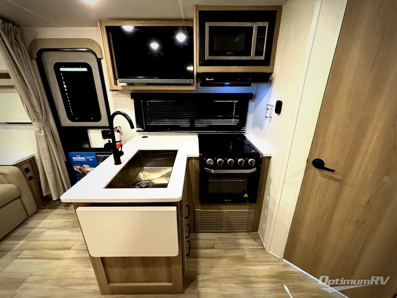 2024 Forest River Rockwood Mini Lite 2109S Photo 6