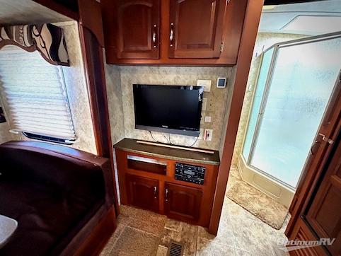2012 Keystone Cougar X-Lite 24RLS RV Photo 4