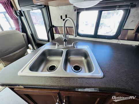 2012 Winnebago Vista 35F RV Photo 3