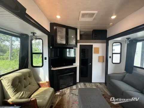 2018 Heartland Road Warrior 429 RV Photo 2