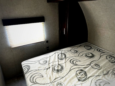 2018 Forest River Vengeance Rogue 25V RV Photo 4