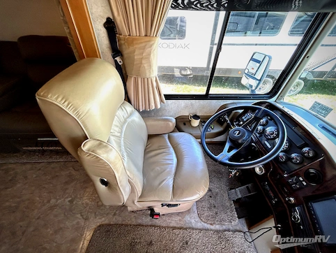 1999 Fleetwood Discovery 37V RV Photo 2
