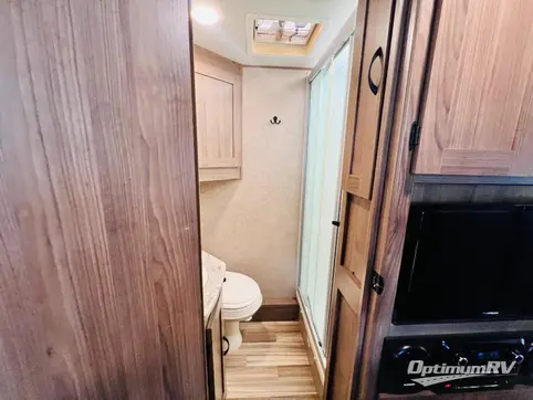 2017 Coachmen Freelander 31BH Ford 450 RV Photo 4