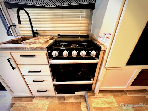 2021 Thor Chateau 25M RV Photo 3