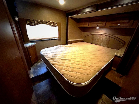 2015 Coachmen Leprechaun 260DS Ford 450 RV Photo 4