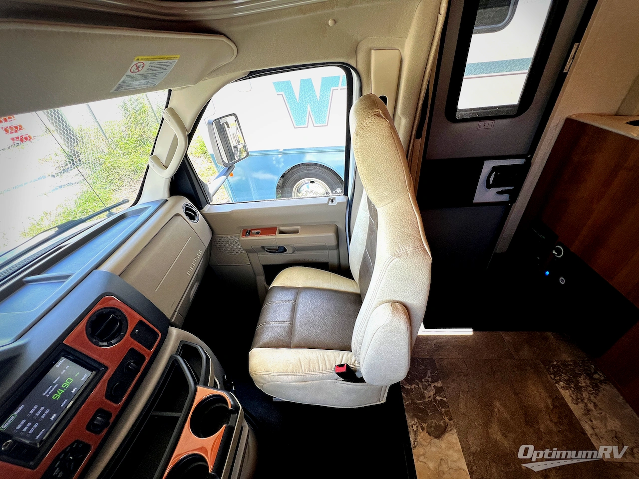 2019 Coachmen Leprechaun 311FS Ford 450 Photo 9