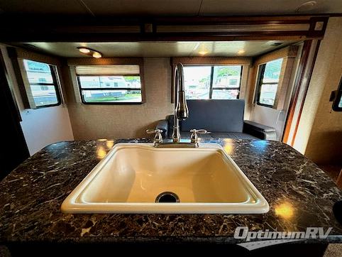 2015 Keystone Laredo 320TG RV Photo 4