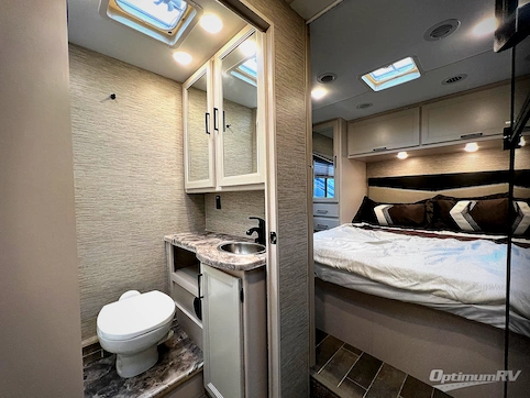 2022 Thor Chateau 28Z RV Photo 3