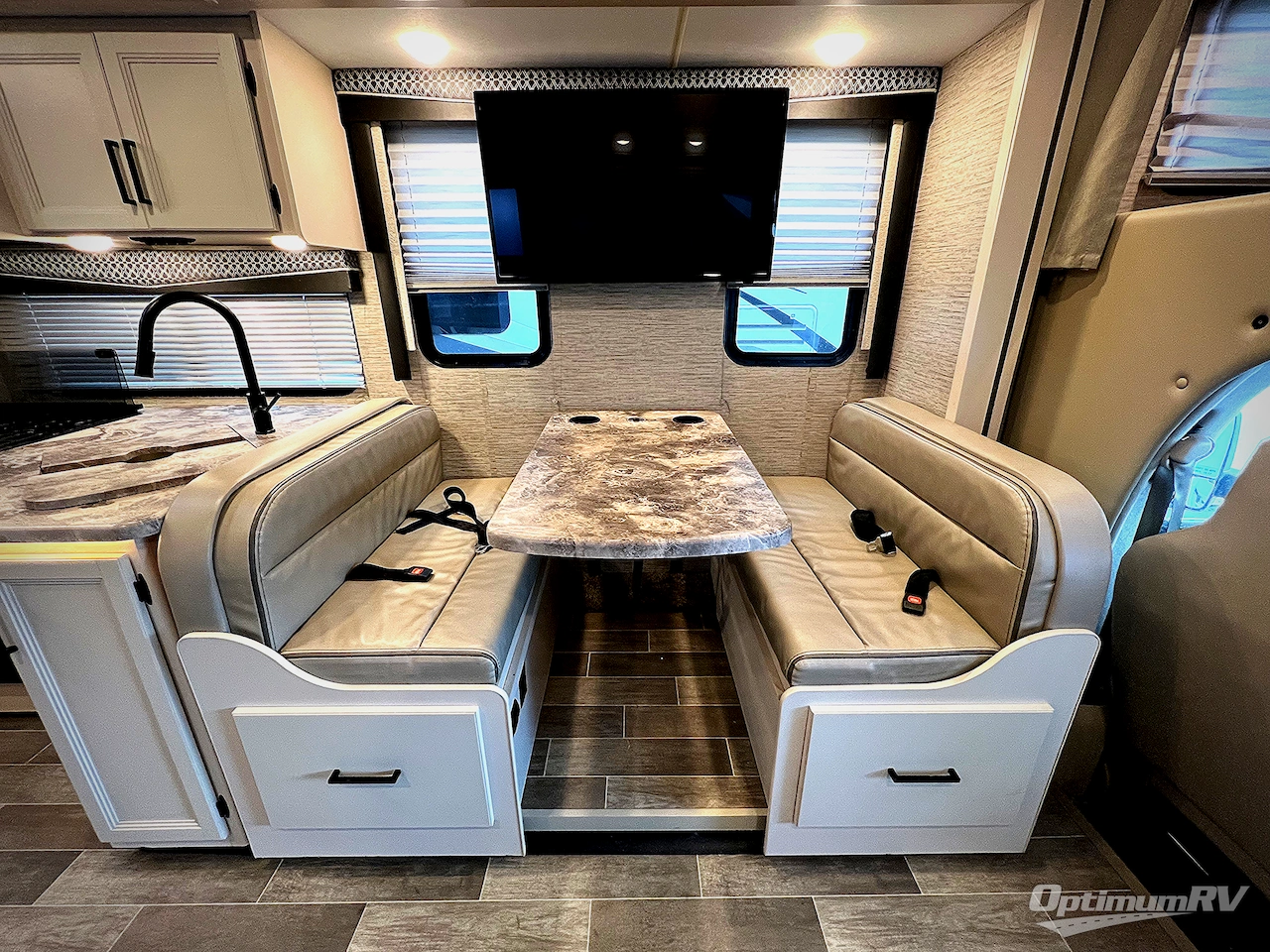 2022 Thor Chateau 28Z Photo 7