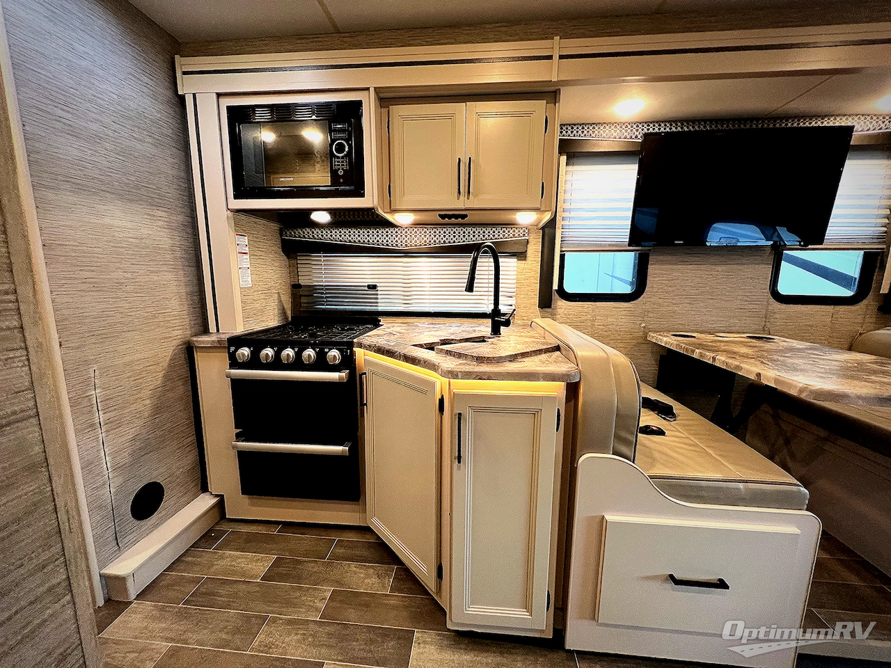 2022 Thor Chateau 28Z Photo 10