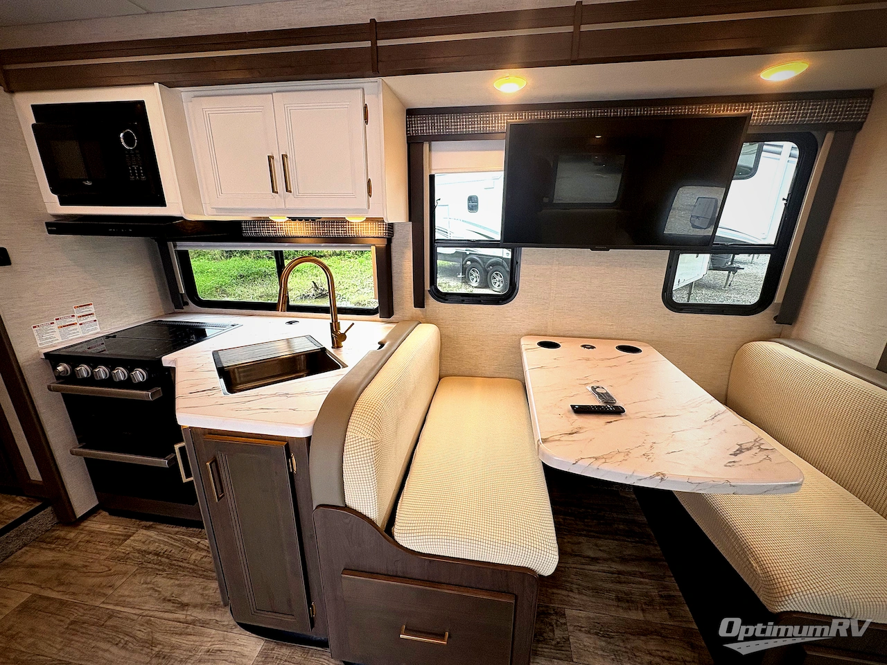 2024 Thor Chateau 31EV Photo 9