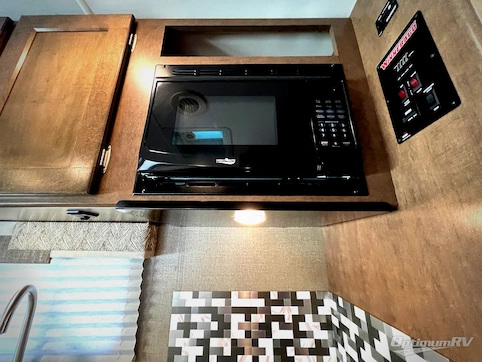 2019 Winnebago Outlook 22C RV Photo 3