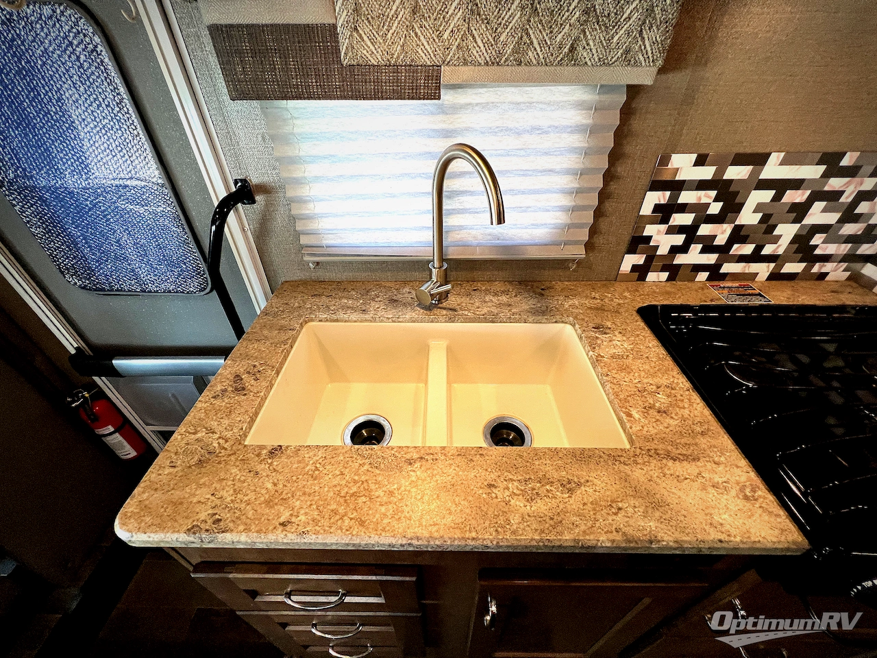 2019 Winnebago Outlook 22C Photo 13