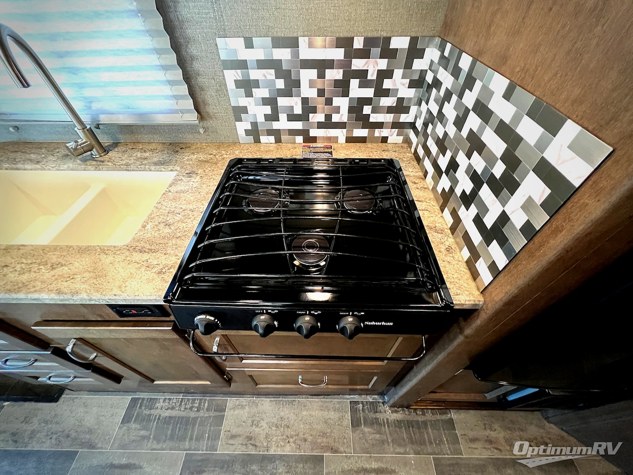 2019 Winnebago Outlook 22C Photo 14